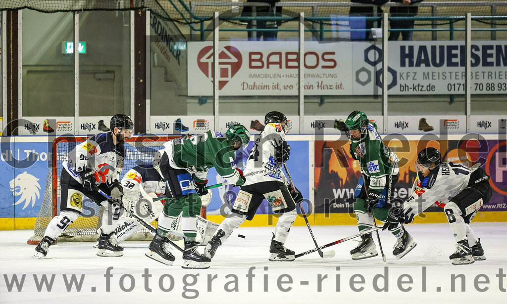 2024-01-26_071_TSV_Erding_gegen_HC_Landsberg | Erding, Deutschland, 26.01.2024:
Eishockey, Bayernliga Vorrunde 2023 / 2024, 28. Spieltag, TSV Erding gegen HC Landsberg, Endergebnis: 6:2

Dennis Neal (HC Landsberg, #92), Torwart Moritz Borst (HC Landsberg, #32), Michael Trox (Erding Gladiators, #86), Erik Modlmayr (Erding Gladiators, #21), Luis Hegner (HC Landsberg, #18)

Foto: Christian Riedel / fotografie-riedel.net