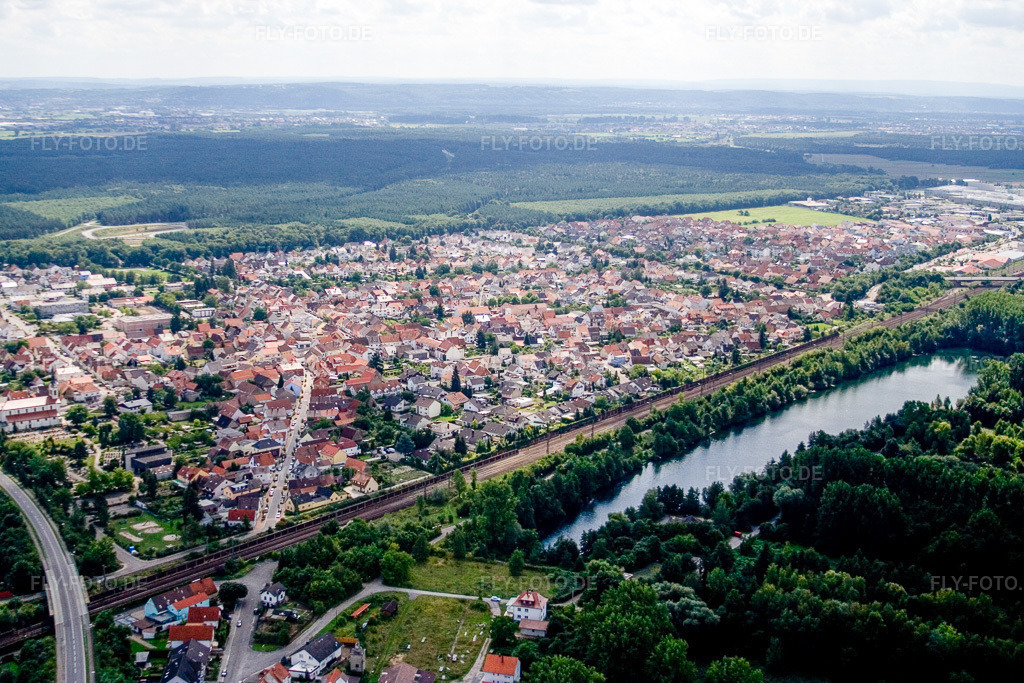 Luftbild: Huttenheimer Straße und Prestelsee im Ortsteil Neudorf in Graben-Neudorf im Bundesland Baden-Württemberg in Deutschland. Foto: IMG_12829.jpg vom 24.08.2008 durch Werner Riehm/FLY-FOTO.de
