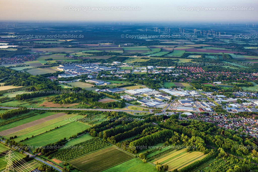 Stade_Süd_im_Sonnenaufgang_ELS_2846050623 | STADE 05.06.2023 Gewerbegebiet und Firmenansiedlung Stade Süd in Stade in Ottenbeck im Bundesland Niedersachsen, Deutschland. // Industrial estate and company settlement Stade Sued in Stade in the state Lower Saxony, Germany. Foto: Martin Elsen