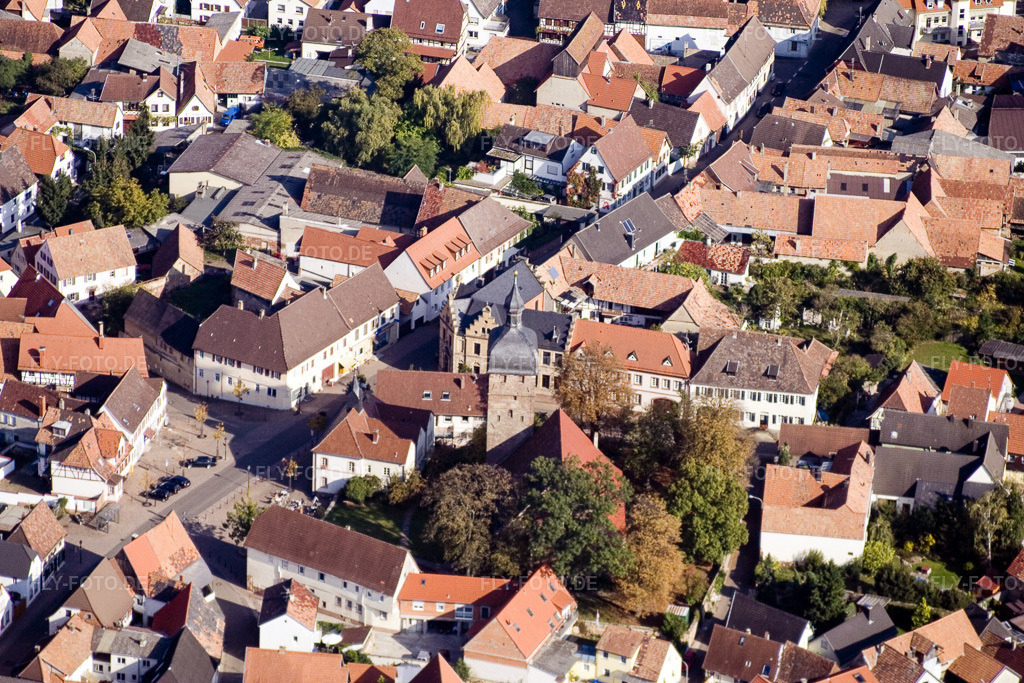 Luftbild: Marktstraße mit evang. Martinskirche im Ortsteil Billigheim in Billigheim-Ingenheim im Bundesland Rheinland-Pfalz in Deutschland. Foto: IMG_8446.jpg vom 07.10.2007 durch Werner Riehm/FLY-FOTO.de