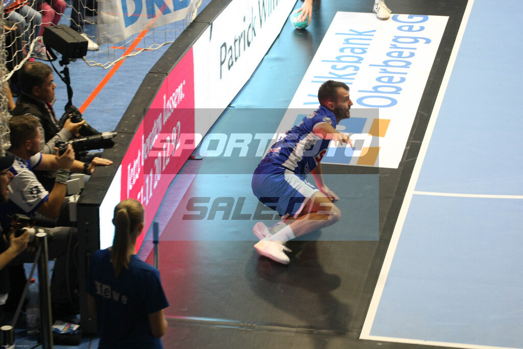 VFL Gummersbach - TBV Lemgo-Lippe | Milos Vujovic, nachdem er krachend in der Bande gelandet war - © Sportfoto-Sale (MK) - Realisiert mit Pictrs.com