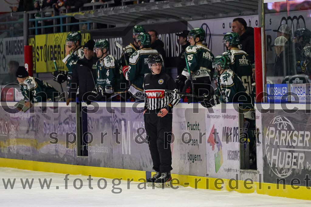 2026-01-09_048_TSV_Erding_gegen_Stuttgart_Rebels | Erding, Deutschland, 09.01.2026:Eishockey, Oberliga Süd 2025 / 2026, 35. Spieltag, TSV Erding gegen Stuttgart Rebels, Endergebnis: Torwart David Zabolotny (Erding Gladiators, #72), Jesse Kauhanen (Erding Gladiators, #4), Cristian Achim (Erding Gladiators, #62), Quirin Nitzsche (Erding Gladiators, #65), Philipp Michl (Erding Gladiators, #77), Dennis Miller (Erding Gladiators, #61)Foto: Christian Riedel / fotografie-riedel.net