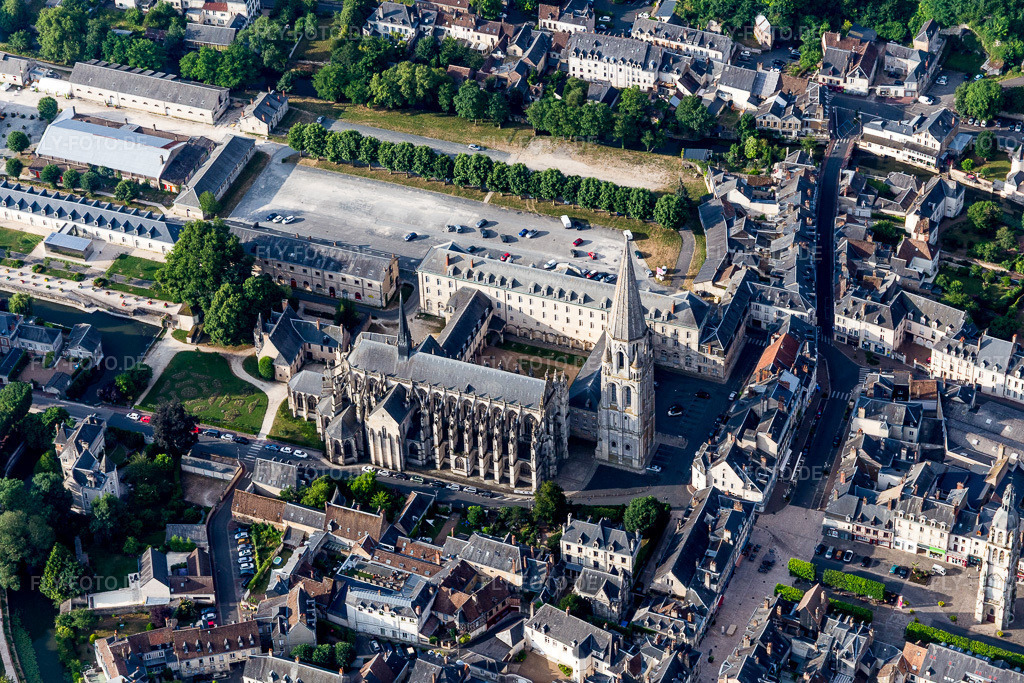 Luftbild: Gebäudekomplex des Klosters der Dreifaltigkeits-Abtei / Abbaye De La Trinité in Vendome in Vendôme im Bundesland Loir-et-Cher in Frankreich. Foto: IMG_101100.jpg vom 24.06.2017 durch Werner Riehm/FLY-FOTO.de