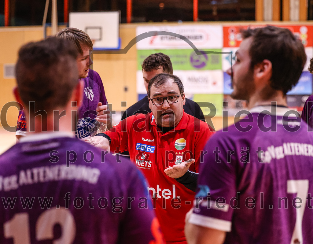 2025-02-15_071_SpVgg_Altenerding_gegen_SVW_Burghausen | Erding, Deutschland, 15.02.2025:Handball, Bezirksoberliga Männer 2024 / 2025, 16. Spieltag, SpVgg Altenerding gegen SVW Burghausen, Endergebnis: 32:31Trainer Simon Klawe (SpVgg Altenerding)Foto: Christian Riedel / fotografie-riedel.net