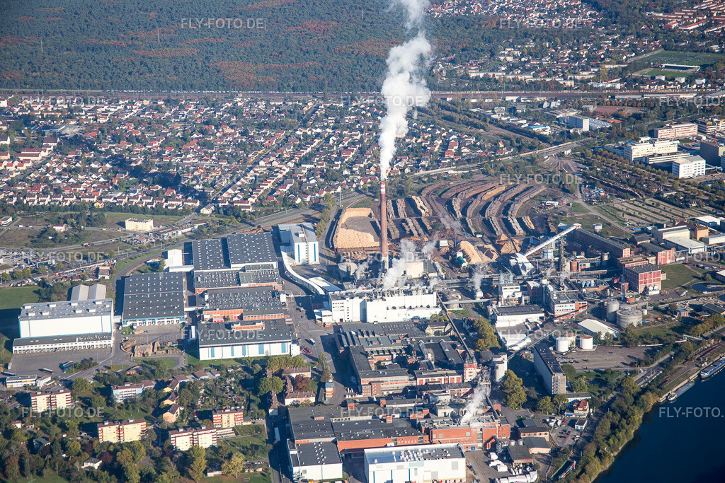 Gebäude und Produktionshallen auf dem Werksgelände SCA HYGIENE PRODUCTS GmbH im Ortsteil Waldhof | Luftbild: Gebäude und Produktionshallen auf dem Werksgelände SCA HYGIENE PRODUCTS GmbH im Ortsteil Waldhof im Ortsteil Sandhofen in Mannheim im Bundesland Baden-Württemberg in Deutschland. Foto: IMG_074912.jpg vom 18.10.2014 durch Werner Riehm/FLY-FOTO.de - Realisiert mit Pictrs.com