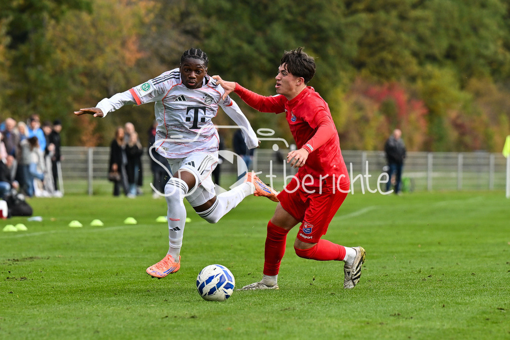 SpVgg Unterhaching U19 - FC Bayern München U19 | Im Duell Uzorchukwu Frank EGWUATU (FC Bayern München 7) und Moritz BRONNER (SpVgg Unterhaching U19 17) / Zweikampf / U19 DFB Nachwuchsliga: SpVgg Unterhaching - FC Bayern München; Sportschule Oberhaching am 18.10.2025