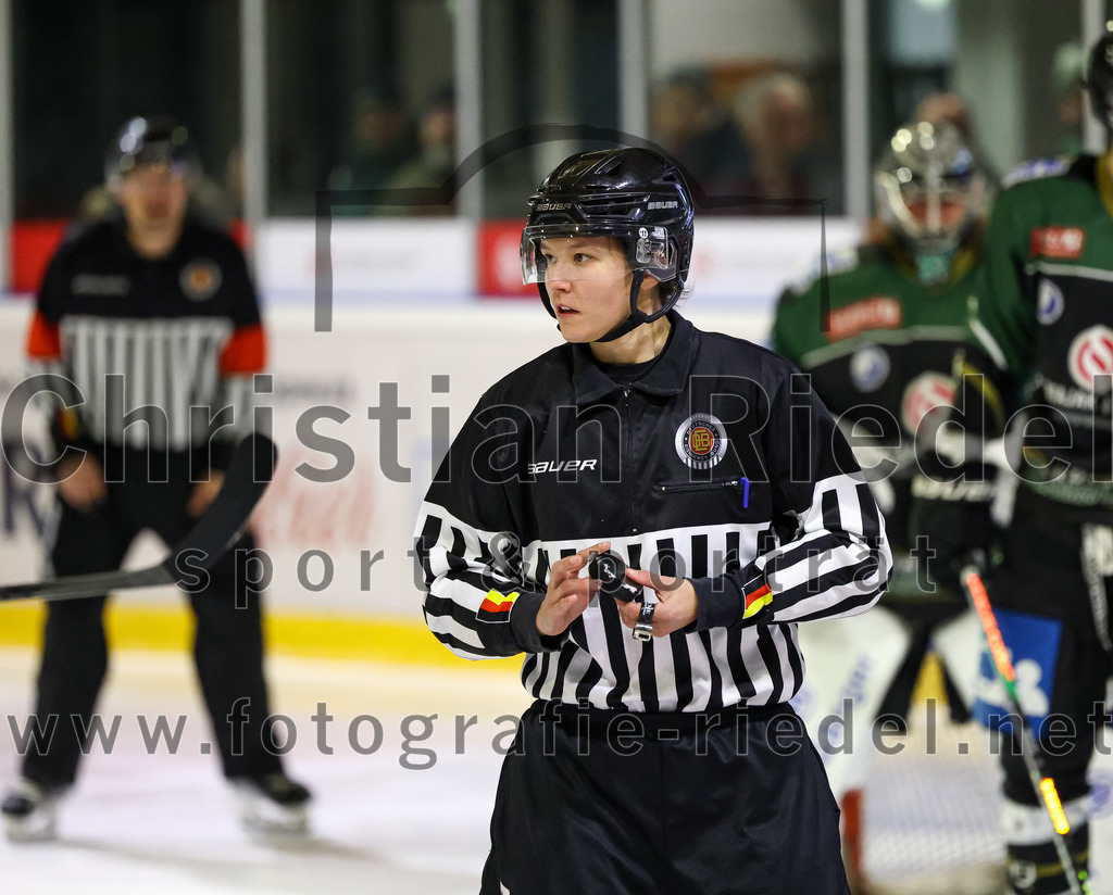 2023-03-03_020_TSV_Erding_gegen_ESC_Kempten | Erding, Deutschland, 03.03.2023:
Eishockey, Bayernliga Playoffs 2022 / 2023, Viertelfinale, TSV Erding gegen ESC Kempten, Endergebnis: 9:3

Schiedsrichterin Lara Fischer

Foto: Christian Riedel / fotografie-riedel.net