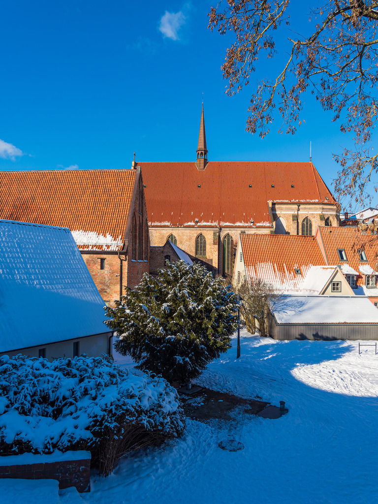 Blick auf das Kloster zum Heiligen Kreuz im Winter in der Hansestadt Rostock | Blick auf das Kloster zum Heiligen Kreuz im Winter in der Hansestadt Rostock.