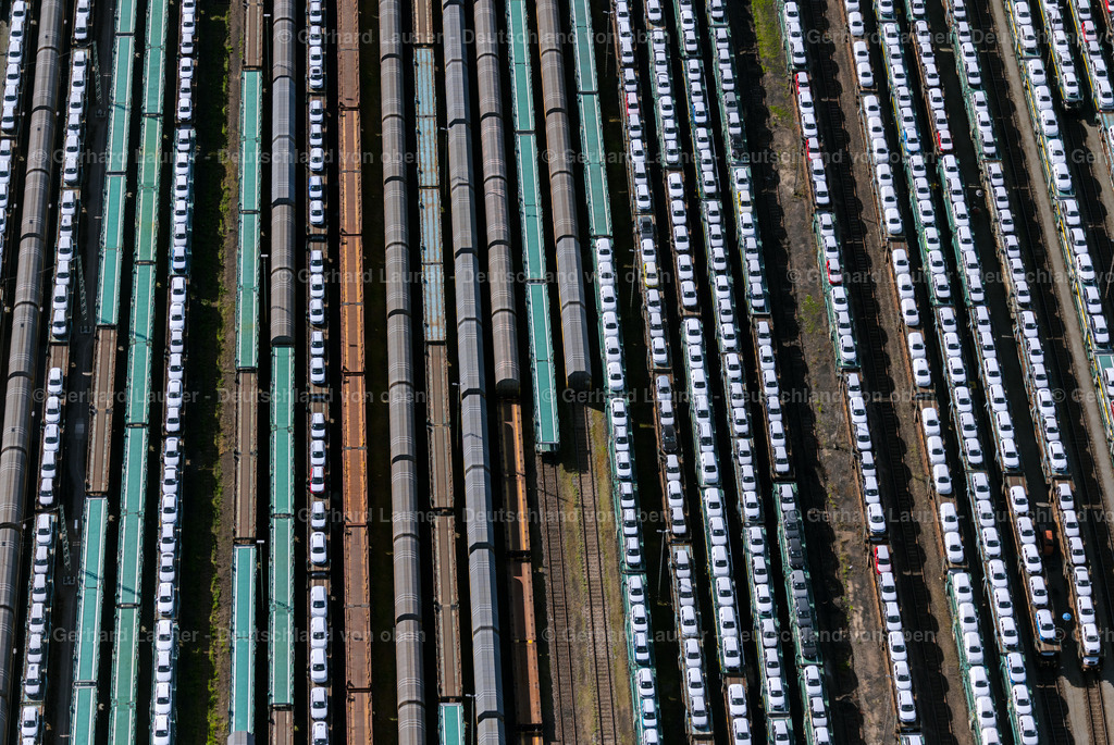 4030098 | BREMEN 01.06.2020 Schienen- und Gleisstrecken auf den Abstellgleisen und Rangierstrecken des Rangierbahnhofes und Güterbahnhof mit Auto- und Neuwagentransporten in Bremen, Deutschland. // Marshalling yard and freight station with car and new car transport in Bremen, Germany. Foto: Gerhard Launer