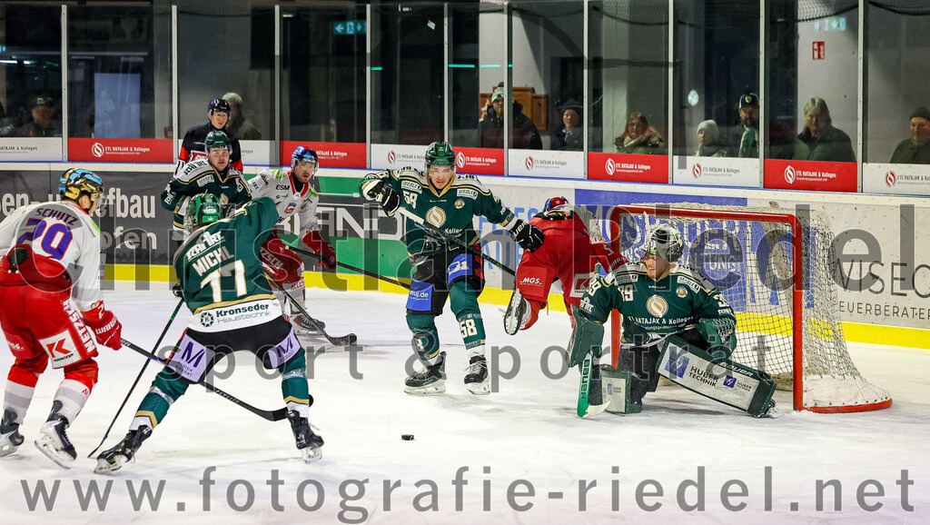 2026-01-18_101_TSV_Erding_gegen_Selber_Woelfe | Erding, Deutschland, 18.01.2026:Eishockey, Oberliga Süd 2025 / 2026, 38. Spieltag, TSV Erding gegen Selber Wölfe, Endergebnis: 2:3 n.V.Christopher Schutz (Selber Wölfe, #29), Philipp Michl (Erding Gladiators, #77), Paul Pfenninger (Erding Gladiators, #58), Daniel Weiß (Selber Wölfe, #57), Torwart Leon Meder (Erding Gladiators, #39)Foto: Christian Riedel / fotografie-riedel.net