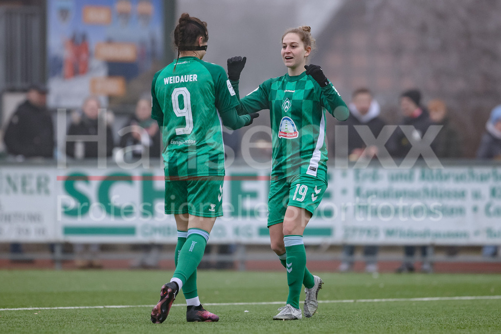 Fussball, Testspiel Frauen, Borussia Mönchengladbach - SV Werder Bremen | v.li.: Torschützin Sophie Weidauer (SV Werder Bremen, 9) und Saskia Matheis (SV Werder Bremen, 19) mit Torjubel, Jubel, jubeln, jubelt, optimistisch, Spielszene, Highlight, Freude über das Tor zum 1:3