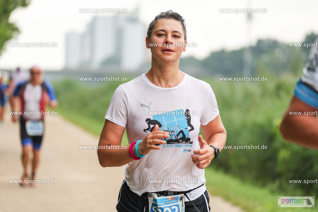 LUR_1921 | 34. M-net Erlanger Triathlon 2025 #erlangertriathlon  #mnettriathlon2025 #mnettriathlon #team #olympischedistanz #mitteldistanz #triathlon #maindonaukanal  #erlangertriathlon2025 #yourpictrs #tv1848 #tv1848erlangen  #triathlonbayern #sportinerlangen #demsportverbunden #sportshot_your_pictrs Copyright: www.sportshot.de
