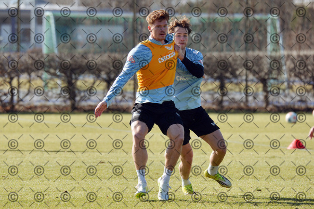 RGE_8230b | Hertha BSC, 2.Bundesliga, Herren, Training auf dem Gebhardt-Platz, Saison 2025/26, von li. Sebastian Groenning ( Hertha BSC ), Linus Gechter ( Hertha BSC ),  04.03. 2026, Fotograf: Ralf Gebhardt - Realisiert mit Pictrs.com