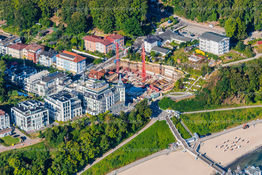 Sellin_Baustelle_Rügen_ELS_4699100822 | OSTSEEBAD SELLIN 10.08.2022 Baustelle zum Neubau eines Mehrfamilien- Wohn- und Geschäftshauses Kurhaus an der Wilhelmstraße in Ostseebad Sellin auf der Insel Rügen im Bundesland Mecklenburg-Vorpommern, Deutschland. Weiterführende Informationen bei: Kurverwaltung Ostseebad Sellin,  PRIMUS Immobilien AG,  VENTIS Immobilien AG. // Construction site for the new residential and commercial building Kurhaus on street Wilhelmstrasse in Ostseebad Sellin on the island of Ruegen in the state Mecklenburg - Western Pomerania, Germany. Further information at: Kurverwaltung Ostseebad Sellin,  PRIMUS Immobilien AG,  VENTIS Immobilien AG. Foto: Martin Elsen