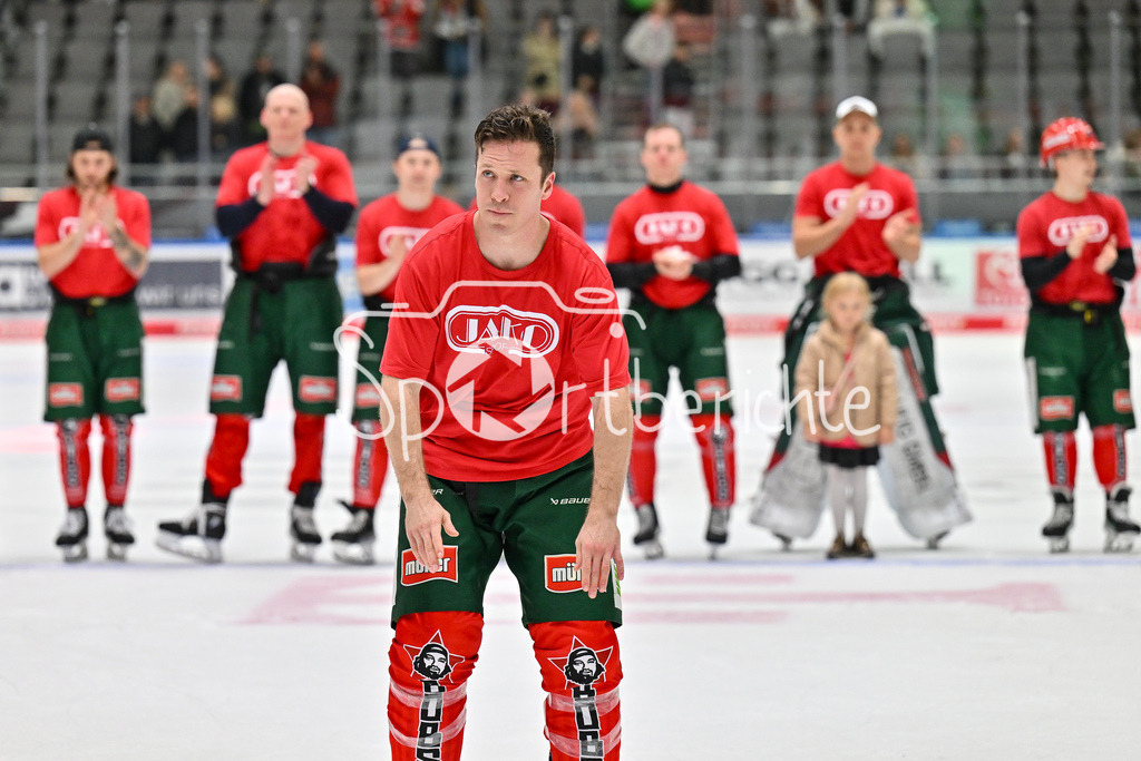 Augsburger Panther - Löwen Frankfurt | Die Spieler des AEV feiern zusammen mit den Fans den Heimsieg gegen Frankfurt / DEL: Augsburger Panther - Löwen Frankfurt, Curt Frenzel Stadiom am 11.10.2024 / T. J. TREVELYAN (Augsburger Panther #24)