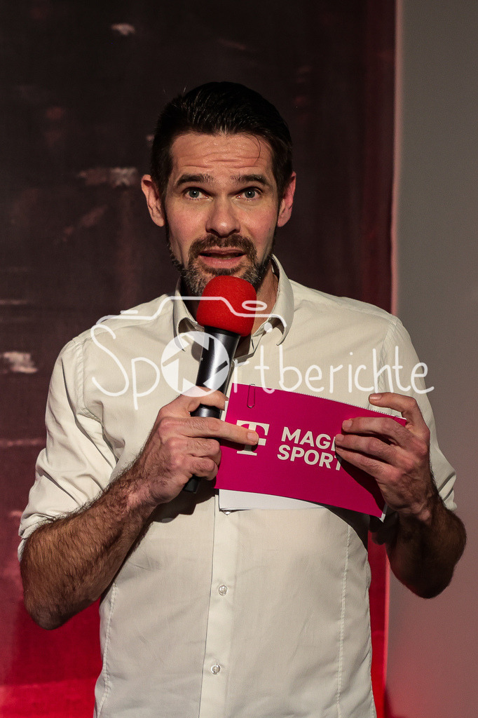 Saisonabschluss Augsburger Panther | Alex KUNZ moderiert den Abend der Saisonabschlussfeier der Augsburger Panther. / Magenta Sport / Magentasport