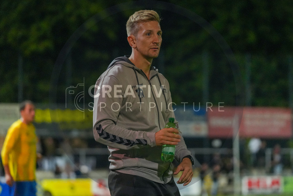 Fußball, Herren, Saison 2025/2026, Regionalliga Nordost, 8. Spieltag, FSV 63 Luckenwalde vs. FC Hertha 03 Zehlendorf, Dienstag 16.09.2025, Werner-Seelenbinder-Stadion Luckenwalde, | Fußball, Herren, Saison 2025/2026, Regionalliga Nordost, 8. Spieltag, FSV 63 Luckenwalde vs. FC Hertha 03 Zehlendorf, Dienstag 16.09.2025, Werner-Seelenbinder-Stadion Luckenwalde, Im Bild: Tillman Käpnick (Trainer Zehlendorf) - Realisiert mit Pictrs.com