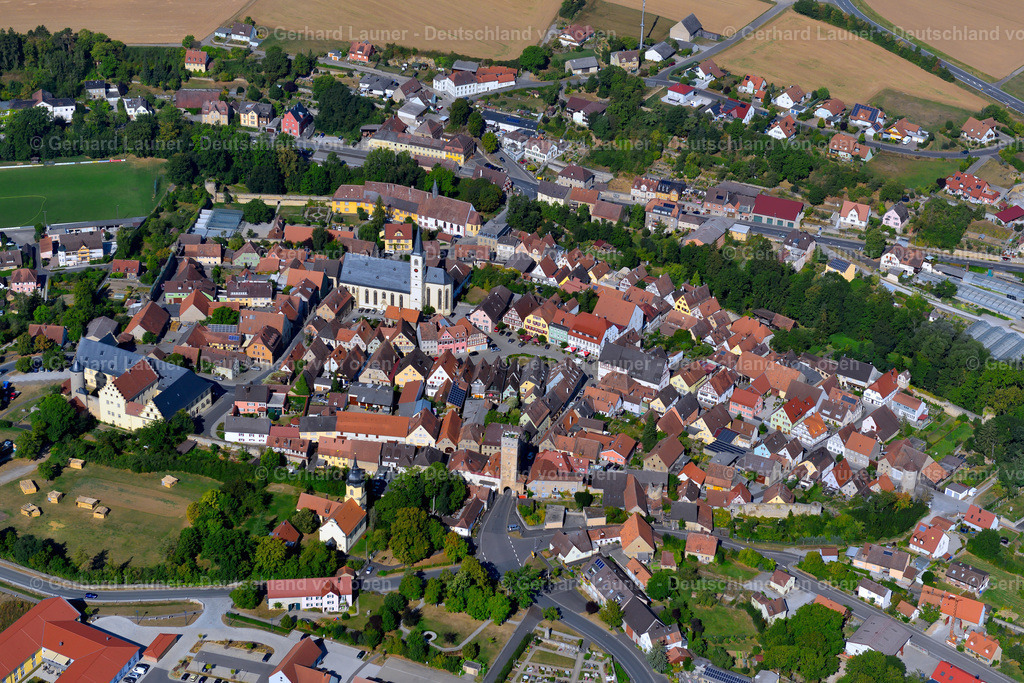 3650451 | BALDERSHEIM 13.09.2016 Ortsansicht am Rande von landwirtschaftlichen Feldern und Nutzflächen  in Baldersheim im Bundesland Bayern, Deutschland // Village view on the edge of agricultural fields and land  in Baldersheim in the state Bavaria, Germany Foto: Gerhard Launer