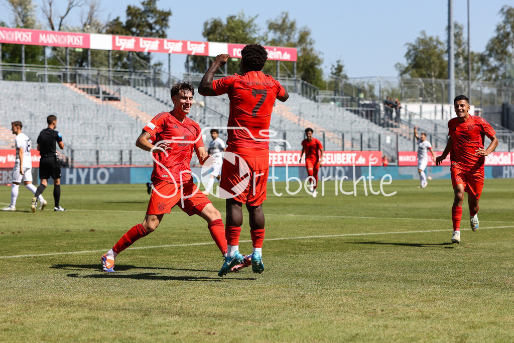 FC Würzburger Kickers - FC Bayern Amateure | Jubel nach dem Treffer zum 0-1 durch Nestory IRANKUNDA (FC Bayern München II #7) / Tor / Freude / Happy / Torschuetze / Flick Flack / Salto / Regionalliga Bayern: FC Würzburger Kickers - FC Bayern München II, AKON Arena am 24.08.2024