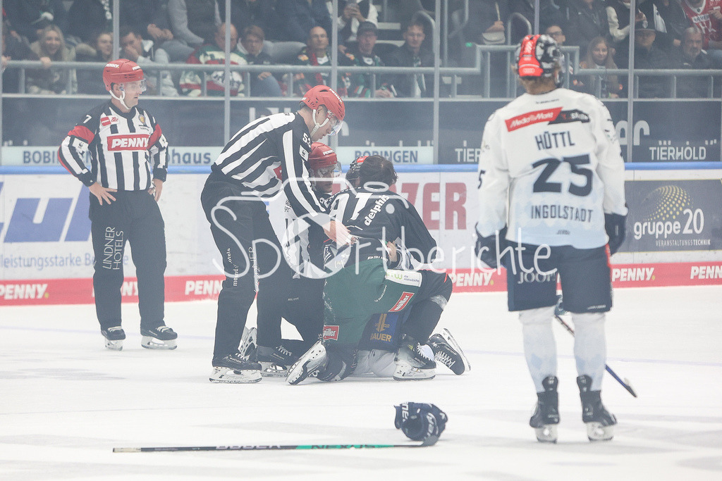 Augsburger Panther - ERC Ingolstadt | Travis ST. DENIS (ERC #74) und Luke ESPOSITO (AEV #91) lassen die Faeuste sprechen / Kampf