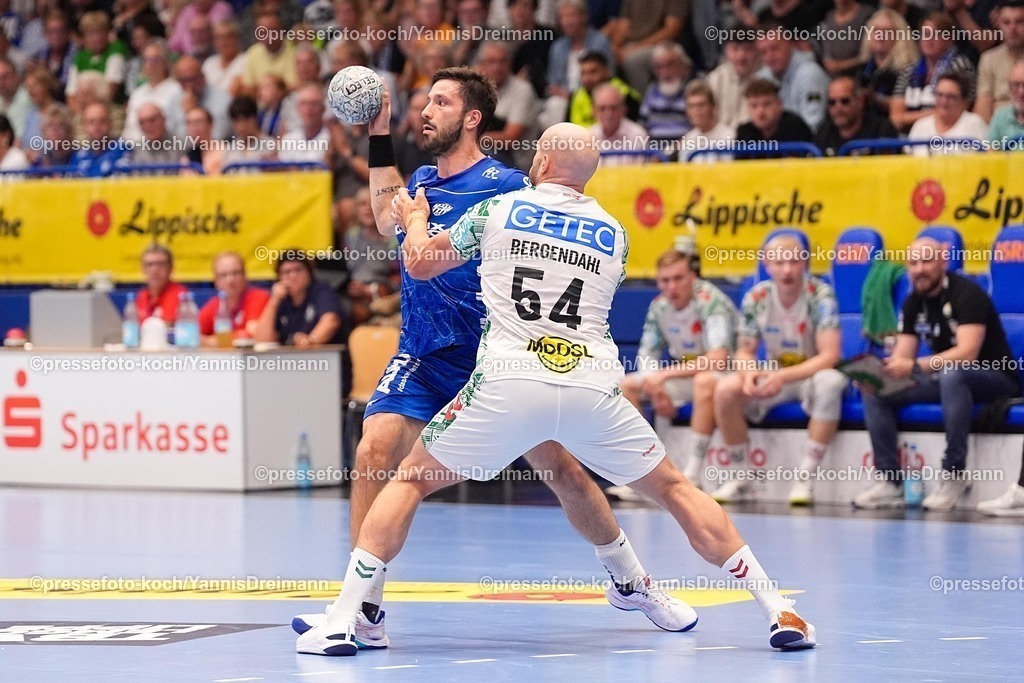xydrx29082501100 | 29.08.2025, xydrx, Handball, 1.HBL, TBV Lemgo Lippe - SC Magdeburg, PHOENIX Contact-Arena: Tim Suton (TBV Lemgo Lippe #23) im Zweikampf gegen Oscar Bergendahl (SC Magdeburg #54)