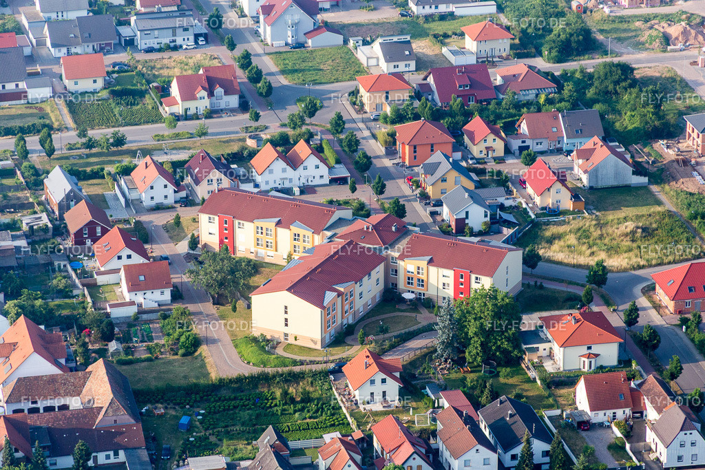 Gebäude des Seniorenzentrums  Haus Edelberg Senioren-Zentrum Lingenfeld | Luftbild: Gebäude des Seniorenzentrums  Haus Edelberg Senioren-Zentrum Lingenfeld in Lingenfeld im Bundesland Rheinland-Pfalz in Deutschland. Foto: IMG_080571.jpg vom 12.06.2015 durch Werner Riehm/FLY-FOTO.de - Realisiert mit Pictrs.com