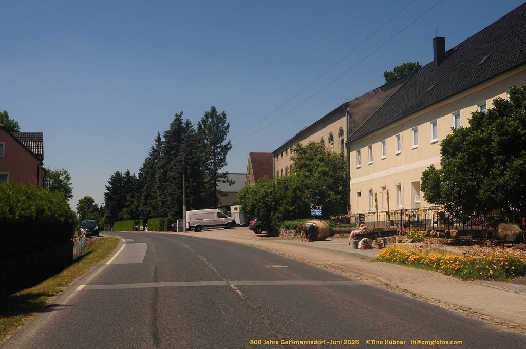 Geißmannsdorf-2026-Ortsbilder-336 | Geißmannsdorf bei Bischofswerda im Sommer 2026. Ein fotografischer Streifzug durch das Dorf Geißmannsdorf, mit Gebäuden, Straßen, Strohpuppen und geschmückten Vorgärten und Grundstücken anlässlich der 800-Jahr-Feier von Geißmannsdorf im Juni 2026 - Realisiert mit Pictrs.com