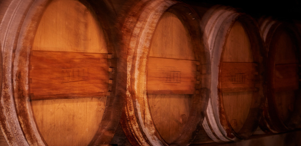 Gölles Keller mit Holzfass-Lagerung | Riegersburg, Austria - September 12, 2018: Gölles Manufaktur; Blick in den Essigfasskeller. - Realisiert mit Pictrs.com