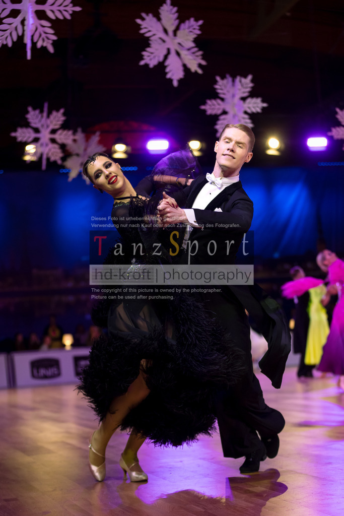 20241215_WDSF_Int_Open_Std-Riga-9473 | Tanzsportbilder, Standardtanz, Lateintanz, WDSF, DTV, LTVB, dancecomp, goc, hessen tanzt, blaues band der spree, walzer, tango, wiener walzer, slowfox, quickstepp, samba, rumba, cha-cha-cha, paso doble. jive, hd-kroft photography, turniertanzsport