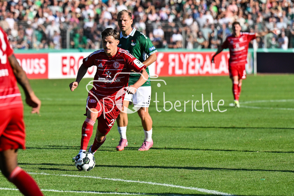 1. FC Schweinfurt 05 - Fortuna Düsseldorf | in dieser Sezen versucht sich Florent MUSLIJA (Fortuna 24) mit einem Torschuss / DFB-Pokal: 1. FC Schweinfurt 05 - Fortuna Düsseldorf; Riedel-Bau Arena am 18.08.2025