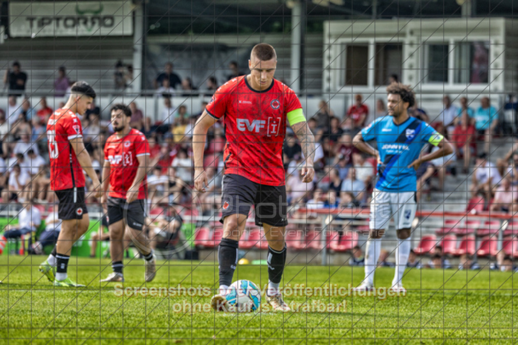 20250816_141815_0299-Bearbeitet | #,1.Göppinger SV (rot) vs. FSV 08 Bietigheim-Bissingen (blau), Fußball, Oberliga BW, wfv, 03. Spieltag, Saison 2025/2026, Rasensportplatz Stadion SV Göppingen, Hohenstaufenstr. 116, 73033 Göppingen, 16.08.2025 - 14:00 Uhr,Foto: PhotoPeet-Sportfotografie/Peter Harich