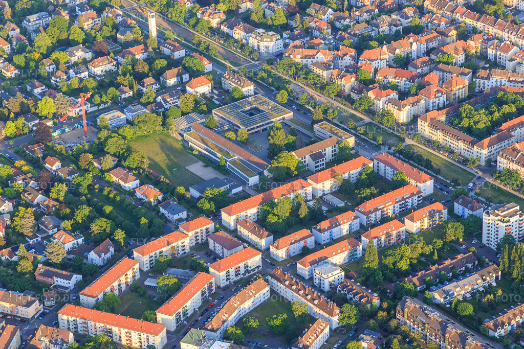 Luftbild: Tristanstraße mit Draisschule im Ortsteil Mühlburg in Karlsruhe im Bundesland Baden-Württemberg in Deutschland. Foto: IMG_146714.jpg vom 14.05.2025 durch Werner Riehm/FLY-FOTO.deDrais-Grundschule Karlsruhe