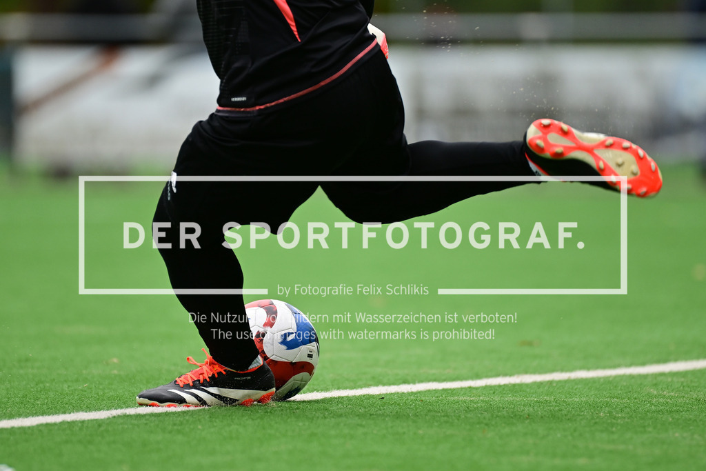 Fußball I Herren I Saison 2024-2025 I Kreisliga I 28. Spieltag I FTSV Altenwerder II - Buxtehuder SV I 66269 | Symbol, Symbolfoto, Symbolbild, Sinnbild, Bildsymbol, Darstellung, Signum: Fußball, Fussball, auf dem Boden, Abschlag, Abstoß, Fußballschuh, Schuh, Ball, Linie, Rasen, Freistoß, Elfmeter, 11-Meter, 11 meter, Eckstoß, Ecke,  - Realisiert mit Pictrs.com