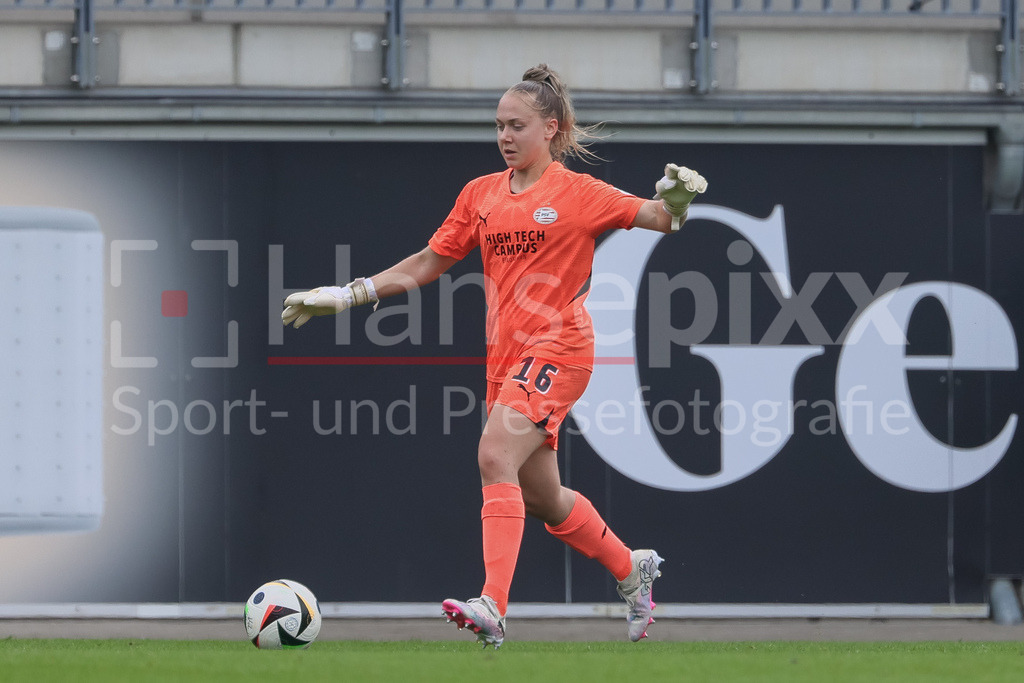 Fussball, Testspiel Frauen, VfL Wolfsburg - PSV Eindhoven | v.li.: Lisan Alkemade (Torhüterin, Torwart, PSV Eindhoven, 16) am Ball, Freisteller, Einzelbild, Ganzkörper, Aktion, Action, Spielszene