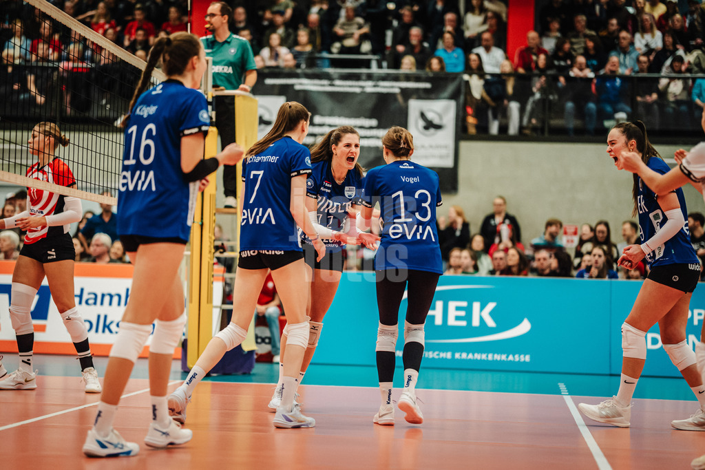 Volleyball | Frauen | Saison 2025/2026 | Volleyball Bundesliga | ETV Hamburger Volksbank Volleys vs. Binder Blaubären TSV Flacht | 06.12.2025 | flacht jubelt, in der mitte Frauke Neuhaus (#11, Binder Blaubären TSV Flacht)