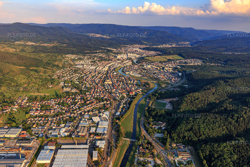 Luftbild: Stadt an der Murg von Nordosten im Ortsteil Bad Rotenfels in Gaggenau im Bundesland Baden-Württemberg in Deutschland. Foto: IMG_109192.jpg vom 25.07.2018 durch Werner Riehm/FLY-FOTO.de