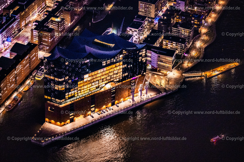 Hamburg_Elbphilharmonie_Nachtaufnahme_ELS_6307060325 | HAMBURG 06.03.2025 Nacht- Lichter und Beleuchtung Elbphilharmonie am Ufer der Elbe am Platz der Deutschen Einheit in Hamburg. Das Konzerthaus- Gebäude im Stadtteil Hamburg-HafenCity befindet sich am Ufer der Elbe der Hansestadt. Weiterführende Informationen bei: HOCHTIEF Aktiengesellschaft AG,  HamburgMusik gGmbH,  ReGe Hamburg Projekt-Realisierungsgesellschaft mbH. // Night lighting the Elbe Philharmonic Hall on the river bank of the Elbe on place Platz der Deutschen Einheit in Hamburg. Further information at: HOCHTIEF Aktiengesellschaft AG,  HamburgMusik gGmbH,  ReGe Hamburg Projekt-Realisierungsgesellschaft mbH. Foto: Martin Elsen