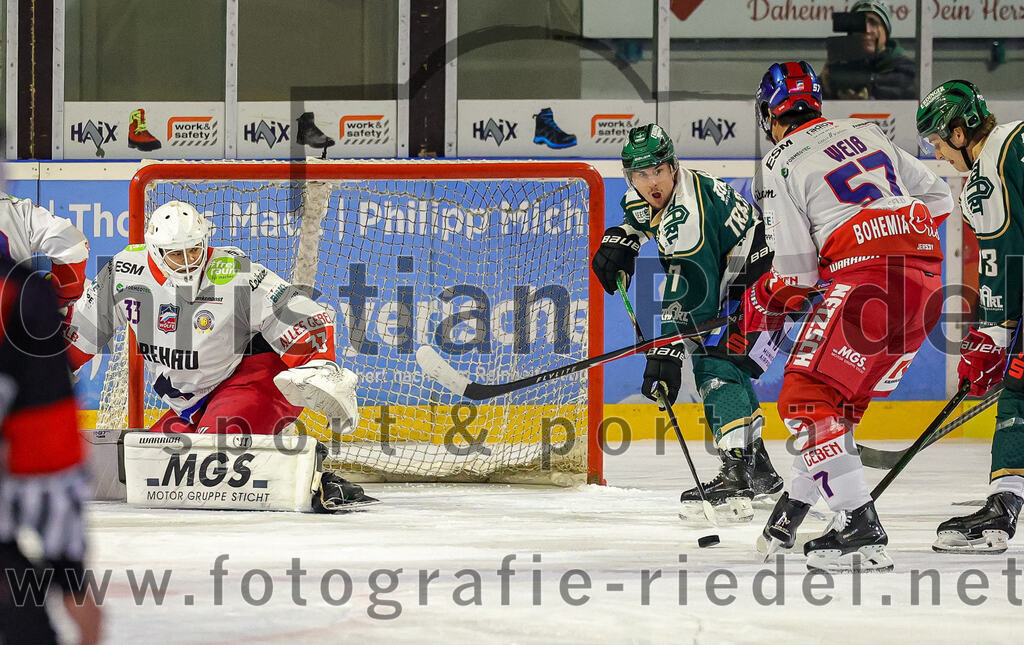 2025-11-16_058_TSV_Erding_gegen_Selber_Woelfe | Erding, Deutschland, 16.11.2025:Eishockey, Oberliga Süd 2025 / 2026, 17. Spieltag, TSV Erding gegen Selber Wölfe, Endergebnis: 3:1Torwart Nico Wiens (Selber Wölfe, #33), Louis Trattner (Erding Gladiators, #7), Daniel Weiß (Selber Wölfe, #57), Pascal Steck (Erding Gladiators, #73)Foto: Christian Riedel / fotografie-riedel.net
