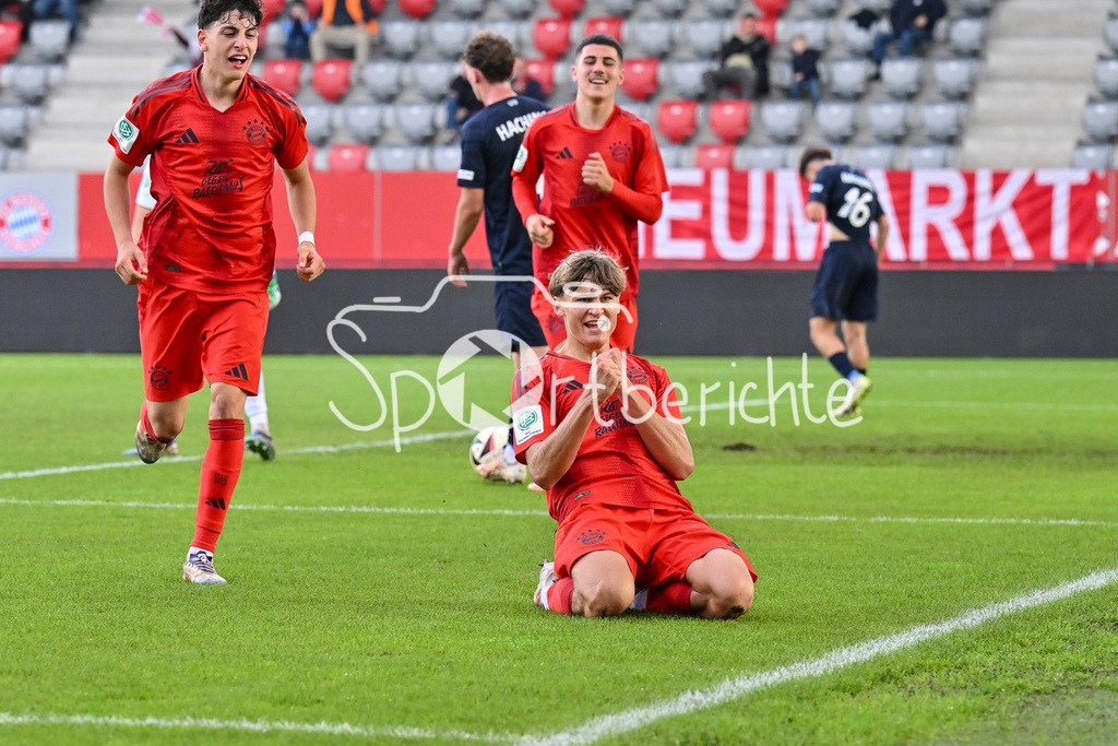 FC Bayern München U19 - SpVgg Unterhaching U19 | Jubel der Bayern nach dem Treffer zum 2-1 durch Magnus DALPIAZ (FC Bayern München U19 #2) / Freude / Happy / Tor / Torschuetze