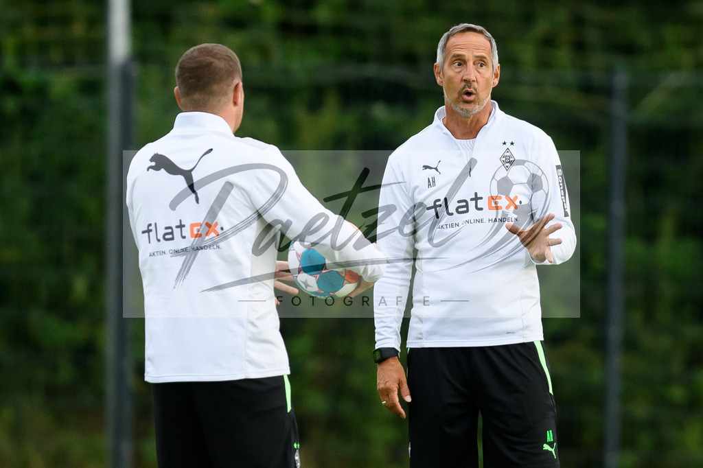 TRABMG20210719_129 | Fussball, Herren: Trainer Adi Huetter (Borussia Moenchengladbach) spricht mit Sportdirektor Max Eberl (Borussia Moenchengladbach) beim Training von Borussia Moenchengladbach waehrend des Trainingslagers auf dem Trainingsplatz am Hotel Klosterpforte am 19.07.2021 in Harsewinkel, Deutschland. - Realisiert mit Pictrs.com