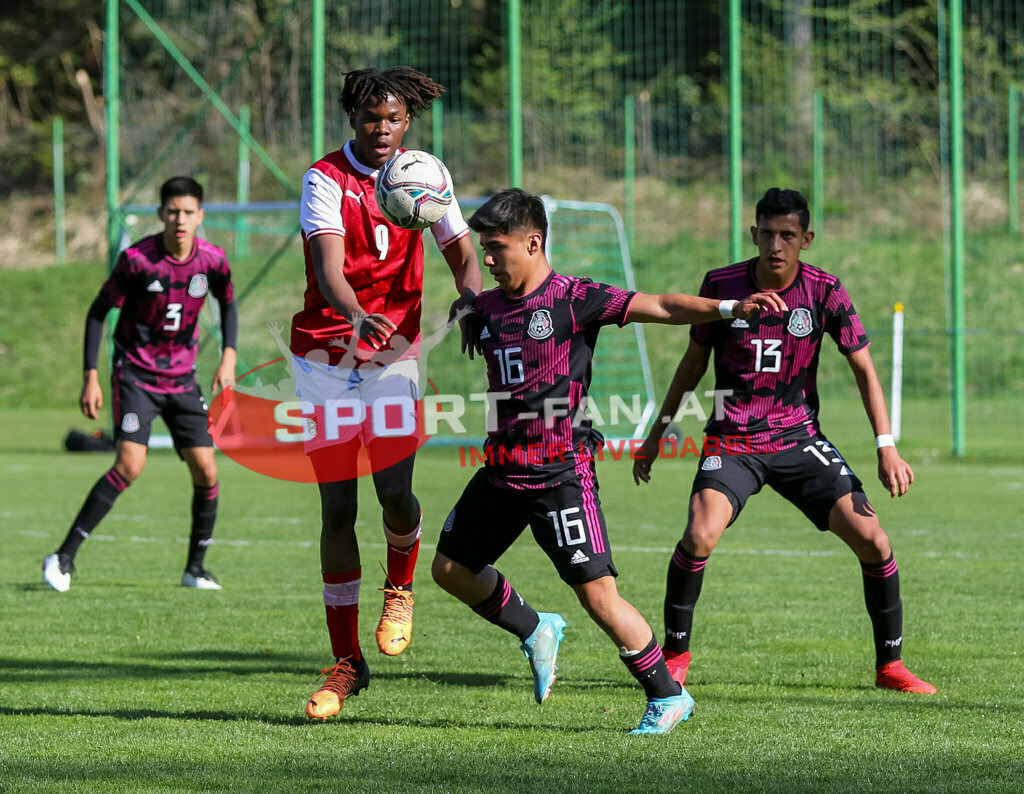 AUSTRIA U15 - MEXICO U15 | Cristobal Aviles (Mexico #3) KENNETH ADEJENUGHURE (Austria #9) Jesus Torres (Mexico #16) Jared Napoles (Mexico #13) ; AUSTRIA U15 - MEXICO U15 am 29.04.2022 in Arnoldstein
(Sportplatz), AUSTRIA, (Photo by Ernst Krawagner sport-fan.at) - Realisiert mit Pictrs.com