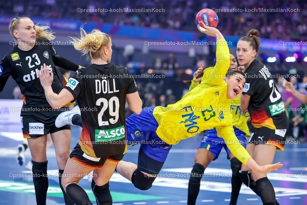 IHF09122501049 | 09.12.2025, Handball WM Frauen, Viertelfinale, Deutschland - Brasilien, 27th IHF Women's Handball World Championship, Westfalenhalle Dortmund: Giulia Guarieiro (Brasilien #23) wird am Kreis von Antje Doll (GER #29) Annika Lott (GER #23) und Emily Vogel (GER #20) festgemacht 