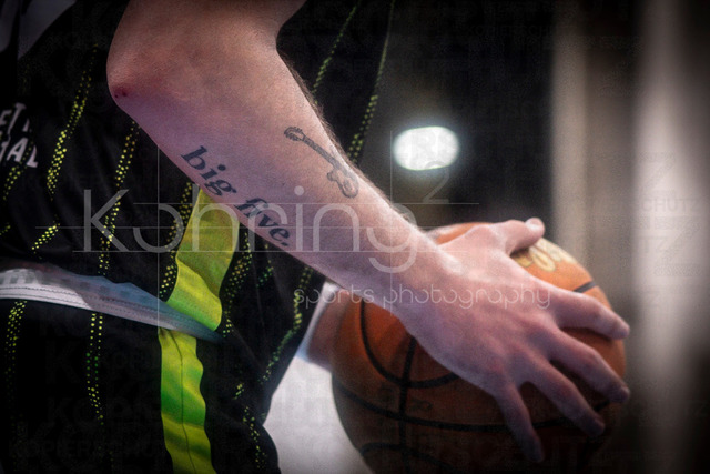 Barmer 2. Basketball Bundesliga ProA: Rheinstars Koeln vs. BBC Bayreuth, 11.01.26 | Köln, 11.01.26 - Tattoo eines Spielers von BBC Bayreuth während des Spiels der Barmer 2. Basketball Bundesliga ProA: Rheinstars Koeln vs. BBC Bayreuth in der Motor World in Köln.