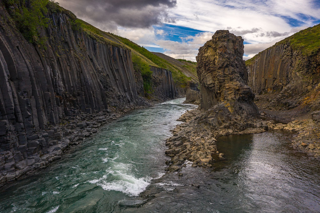 island-2020-166 | Im Osten von Island strömt der Gletscherfluss Jökla durch eine Schlucht, die mit ihren Basaltstrukturen wie ein Kunstwerk von Menschenhand wirkt. Der Canyon Stuðlagil wurde erst 2016 entdeckt. - Realisiert mit Pictrs.com