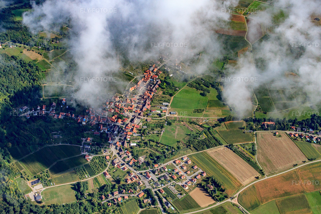 Luftbild: Dorfansicht aus Südwesten unter Wolken in Rott im Bundesland Bas-Rhin in Frankreich. – Foto: IMG_21025.jpg vom 06.09.2009 durch Werner Riehm/FLY-FOTO.de – Auflösung des Originals: 4752 x 3168 px