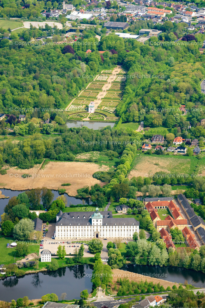 Schleswig_Barokgarten_Schloss_Gottdorf_ELS_3100140523 | SCHLESWIG 14.05.2023 Parkanlage eines Barockgarten beim Schloss Gottorf im Ortsteil Annettenhöh in Schleswig im Bundesland Schleswig-Holstein. Der " Fürstengarten " und ein begehbarer Riesenglobus im Globushaus wurden seit der Eröffnung ein Publikumsmagnet. Der gesamte Garten wurde in Hanglage errichtet, an deren unteren Ende der Herkules-Teich angelegt ist. // Park of a baroque garden with the castle Gottorf in the district of Annettenhoeh in Schleswig in the federal state Schleswig-Holstein. The "prince's garden" and a passable gigantic globe in the globe house became a public magnet since the opening. The whole garden was established in hillside situation in whose bottom the Herkules pond is put on. Foto: Martin Elsen
