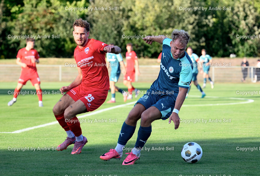 PSV Neumünster vs TSB Flensburg | Youri von der Mehden (PSV #10) vs Noel Kurzbach (TSB #25) / Fußball-Oberliga Männer 2026/2027 / PSV Neumünster vs TSB Flensburg / PSV Stadion Platz A / Neumünster / 07.08.26 - Realisiert mit Pictrs.com