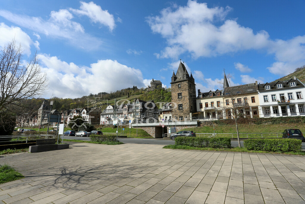 Bacharach-1 | Stadtansicht von Bacharach am Rhein. Seit dem Bau der Eisenbahnlinie Koblenz-Mainz versteckt sich die Stadt hinter einem Bahndamm, der direkt an der historischen Stadtmauer ansschließt. - Realisiert mit Pictrs.com