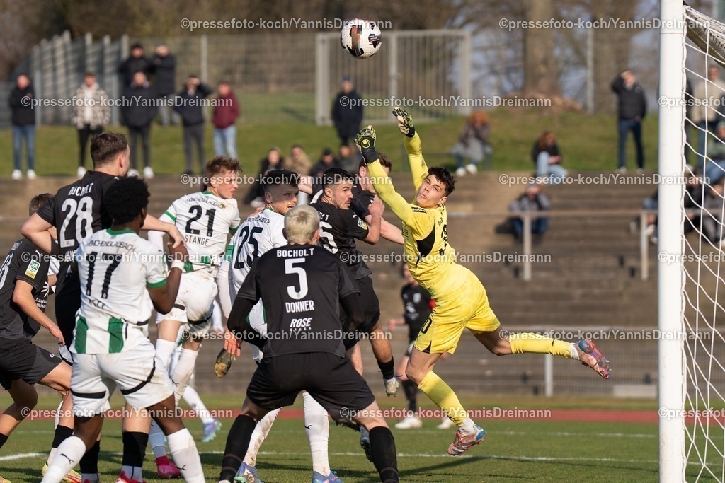 xYDR15032501103 | 15.03.2025, xydrx, Fußball, Borussia Mönchengladbach II (U23) - 1.FC Bocholt, Regionalliga West, Grenzlandstadion: Maximilian Neutgens (Borussia Moenchengladbach II #30) wehrt einen Kopfball ab