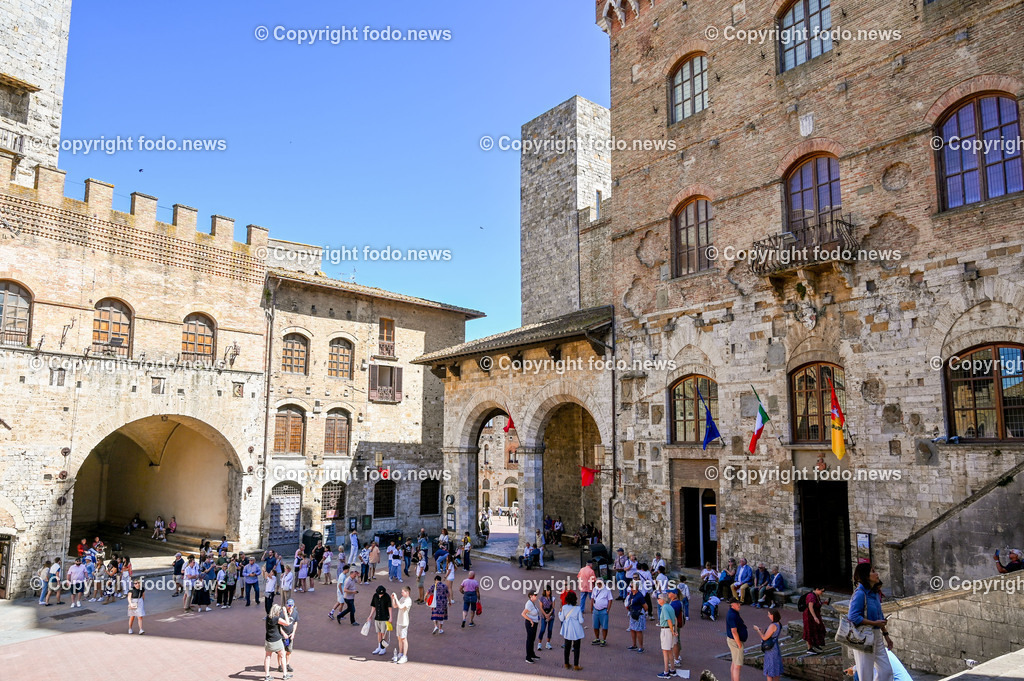 Italien_ Toskana_ San Gimignano_ 31.05.2024-155 | 31.05.2024, Italien, ITA, Toskana, San Gimignano im Bild Stadtansichten Gebäude, Architektur, Touristen, Historisch, Souvenir, Ansichten der berühmten Stadt San Gimignano in der Toskana-Italien - View of the famous town San Gimignano in Tuscany-ItalySan Gimignano ist eine italienische Kleinstadt in der Toskana mit einem mittelalterlichen Stadtkern. San Gimignano wird auch die Stadt der Türme genannt. Die Stadt liegt in der Provinz Siena. Sie gehört neben Florenz, Siena und Pisa zu den von Touristen meist besuchten Zielen in der Toskana.